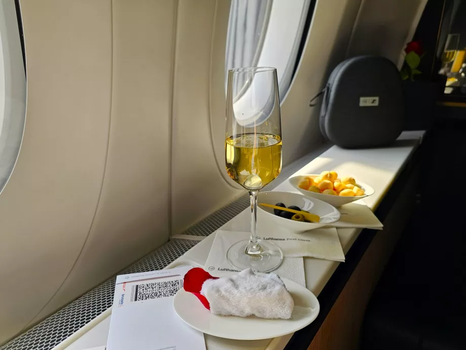 Băutură de bun venit, nuci macadamia și măsline