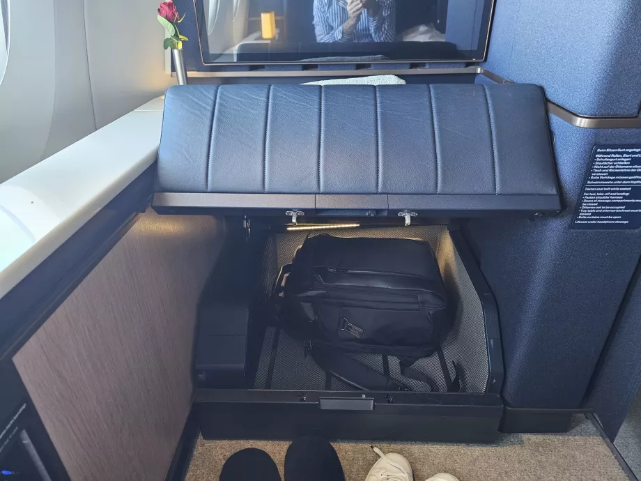 Spațiu de depozitare în suportul pentru picioare