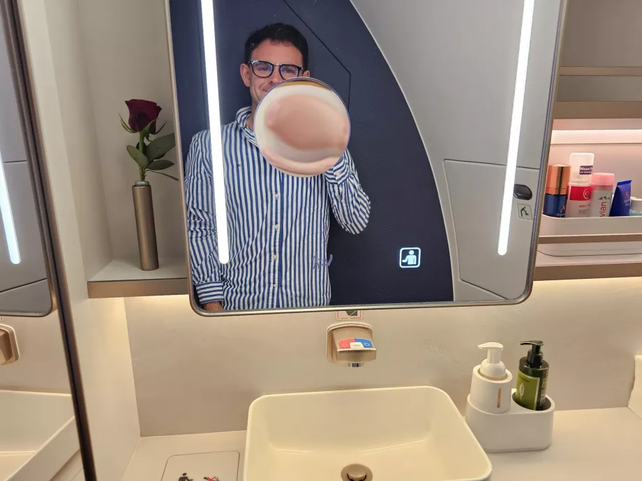 Eu în toaleta pasagerilor de la clasa întâi