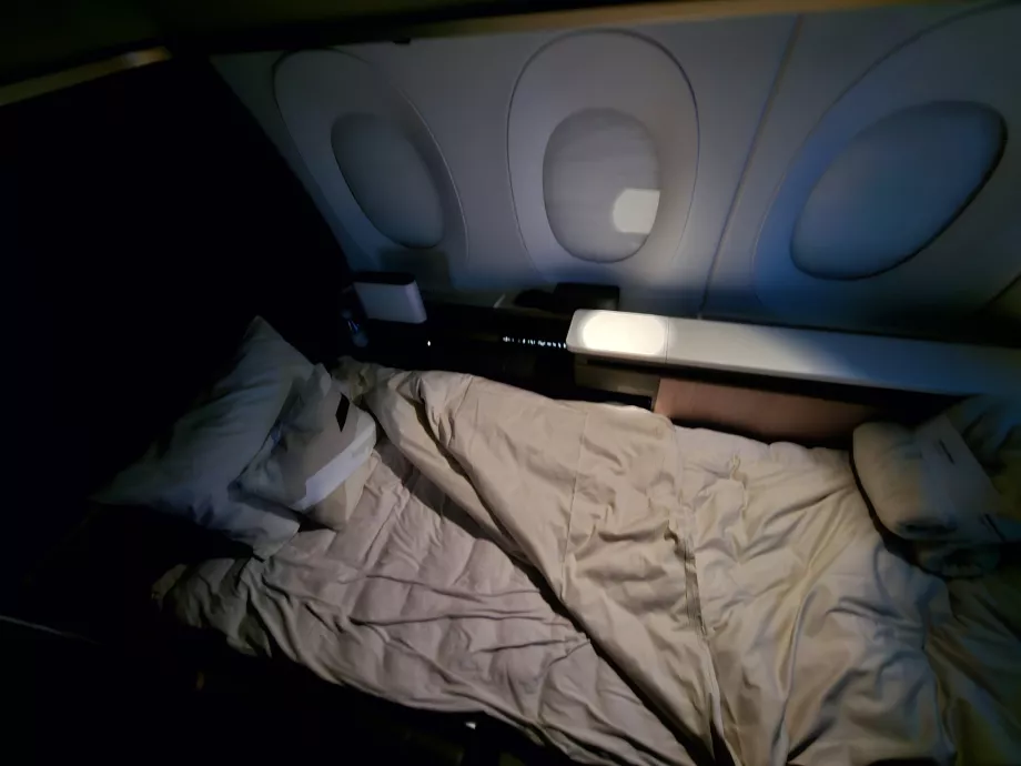 Canapea desfăcută într-un pat