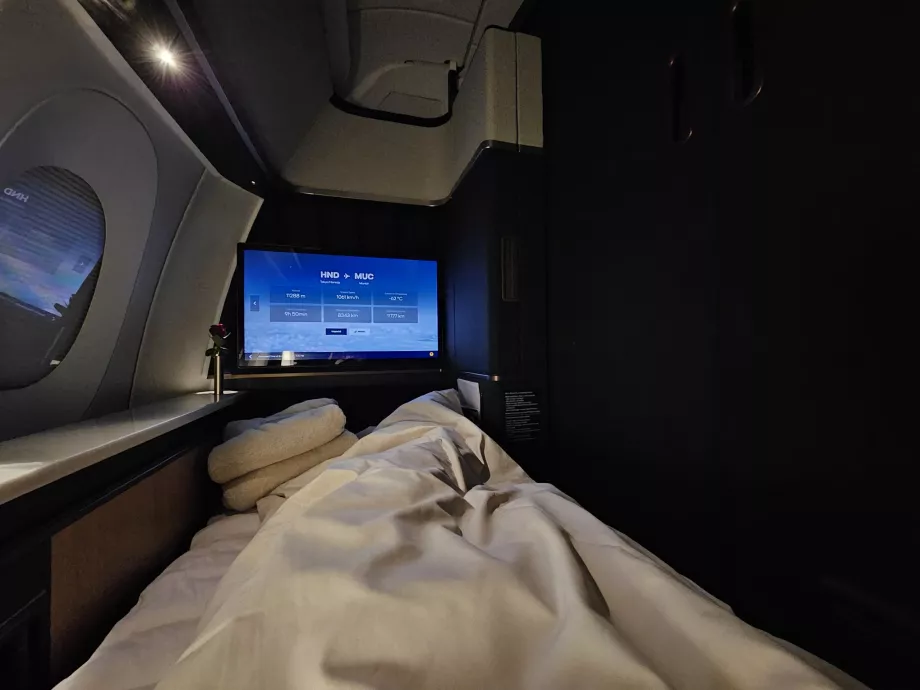 Canapea desfăcută într-un pat