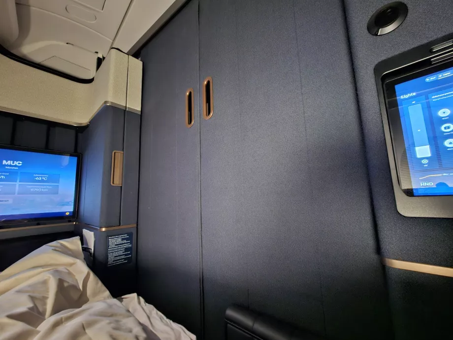 Ușa închisă a apartamentului meu