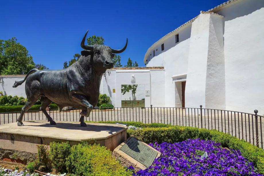 Statuia unui taur din fața Plaza de Toros