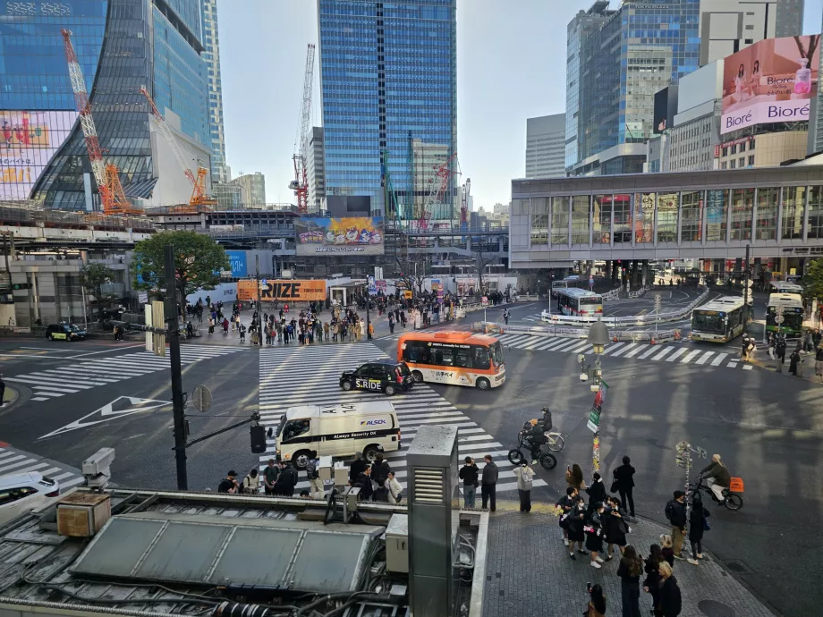 Intersecția Shibuya de la Starbucks