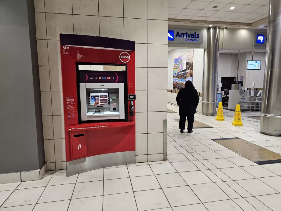 Bancomat în sala de sosiri