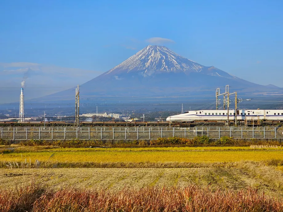 Shinkansen cu Muntele Fuji în fundal