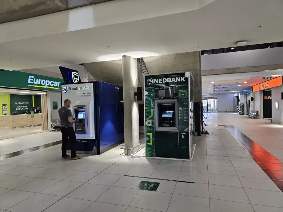 Bancomate în clădirea garajului