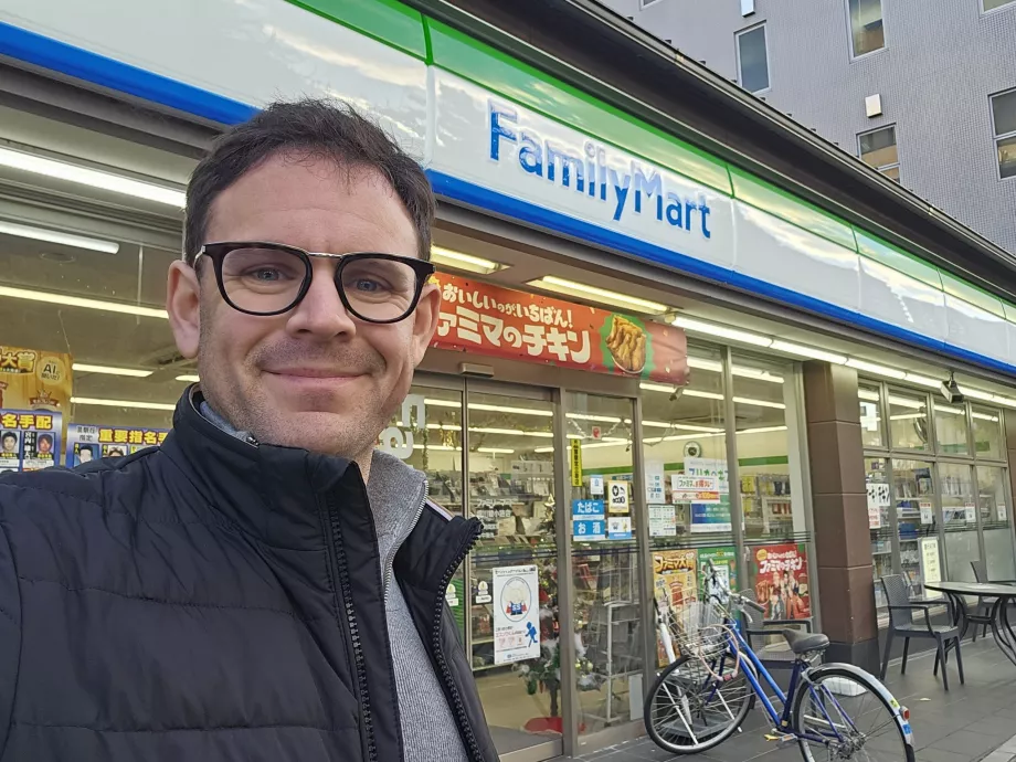 Eu în fața magazinului Family Mart