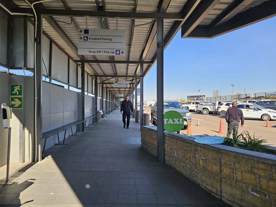 Stații de taxi, Uber și Bolt