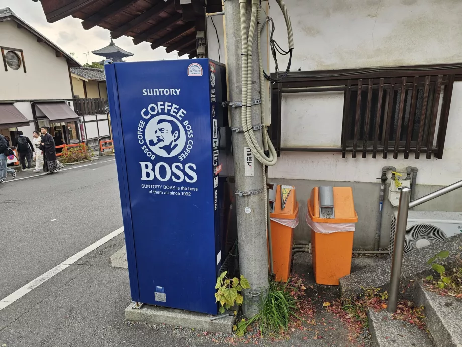 Coș pentru sticle de plastic la distribuitorul de băuturi