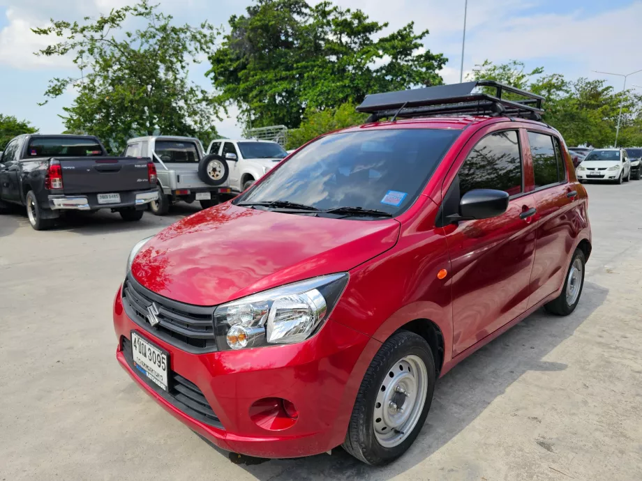 Mașină închiriată în parcarea din portul de agrement