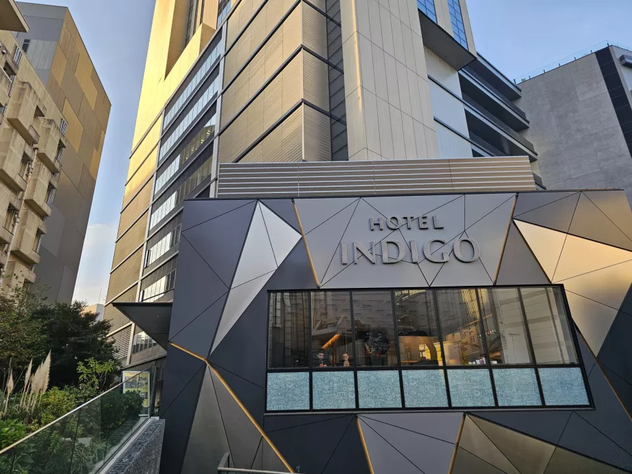 Hotel Indigo, intrarea principală