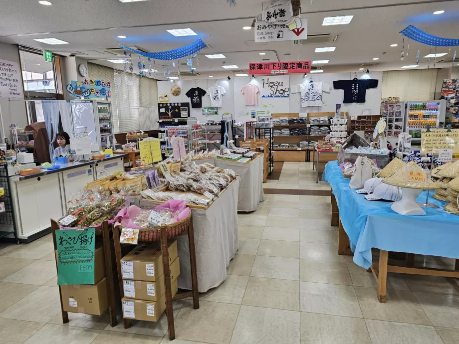 Magazin de suveniruri în portul de agrement