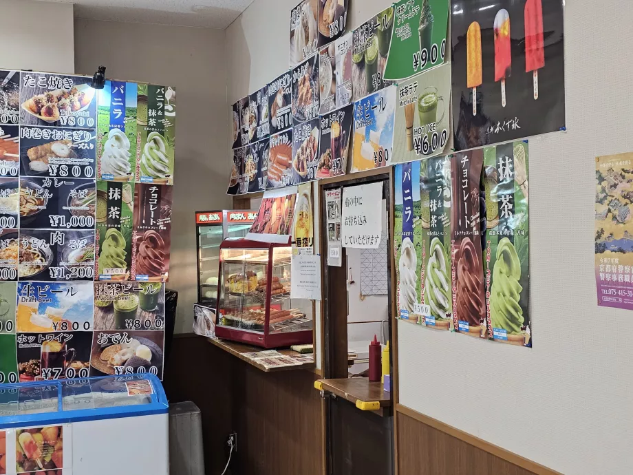 Magazin de băuturi răcoritoare în portul de agrement