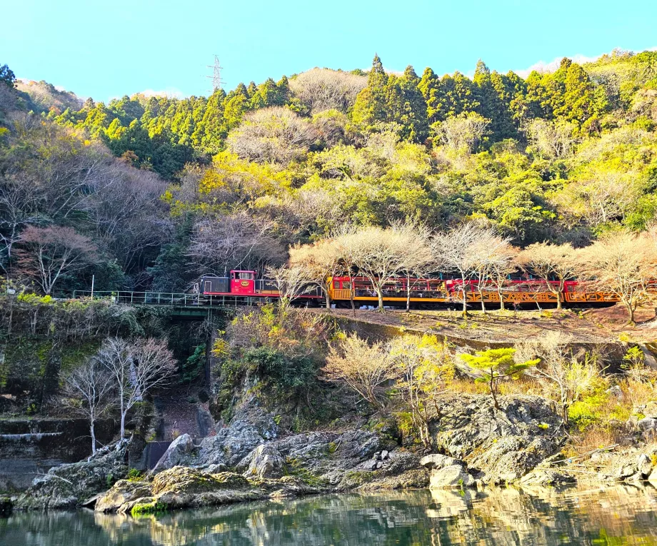 Tren în Canionul Hozugawa