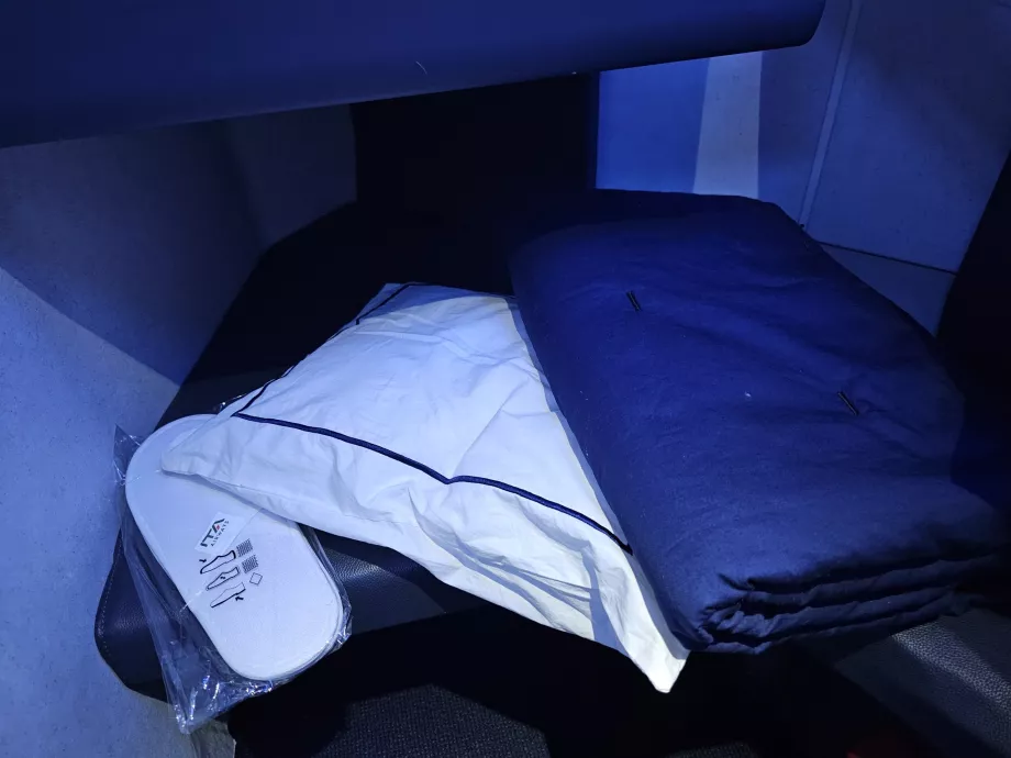 Pernă, pătură și papuci