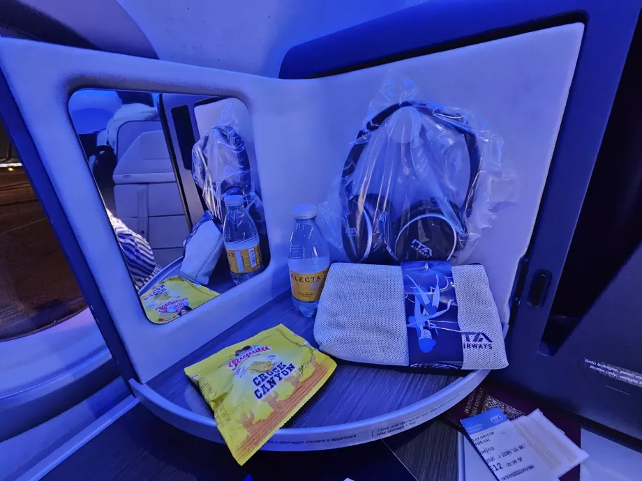 Panou de deschidere cu oglindă, căști, biscuiți și apă