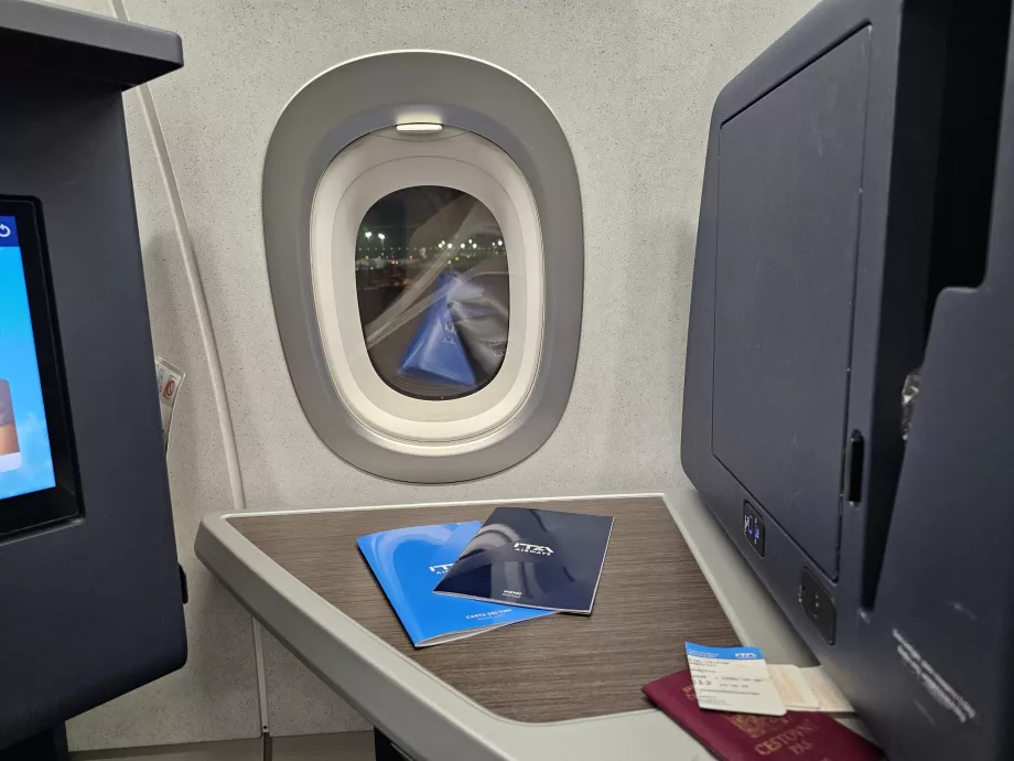 Masă și spațiu de depozitare închis cu oglindă