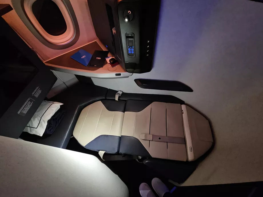 Canapea desfăcută într-un pat