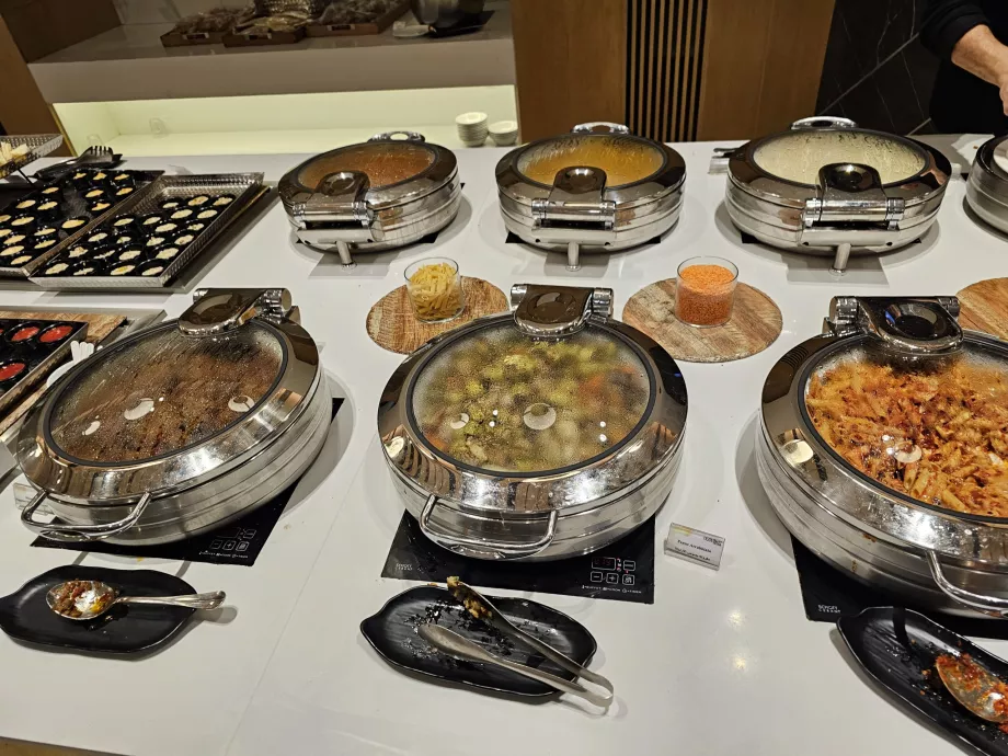 Ahlein Lounge, meniu de mâncare caldă