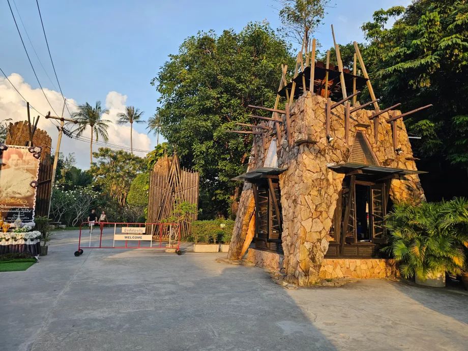 Intrarea principală în incintă