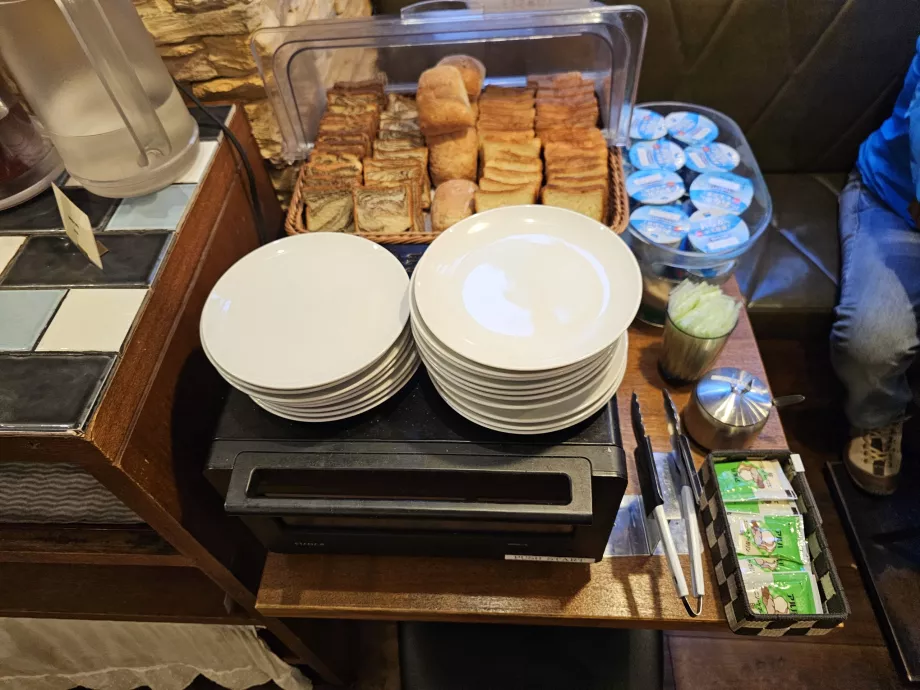 Mic dejun - produse de patiserie și iaurt