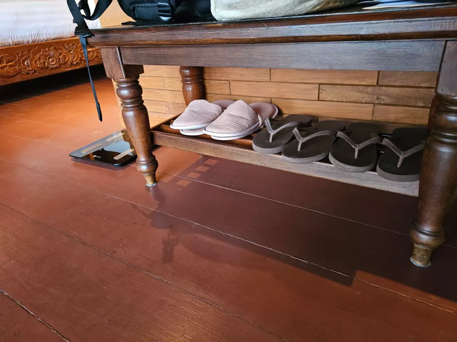 Papuci de casă, flip-flops și cântare de cățărat