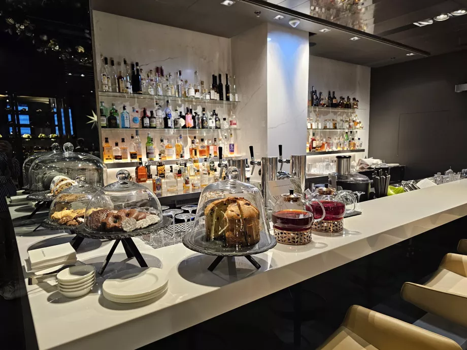 First Class Lounge (Terminalul principal) - bar