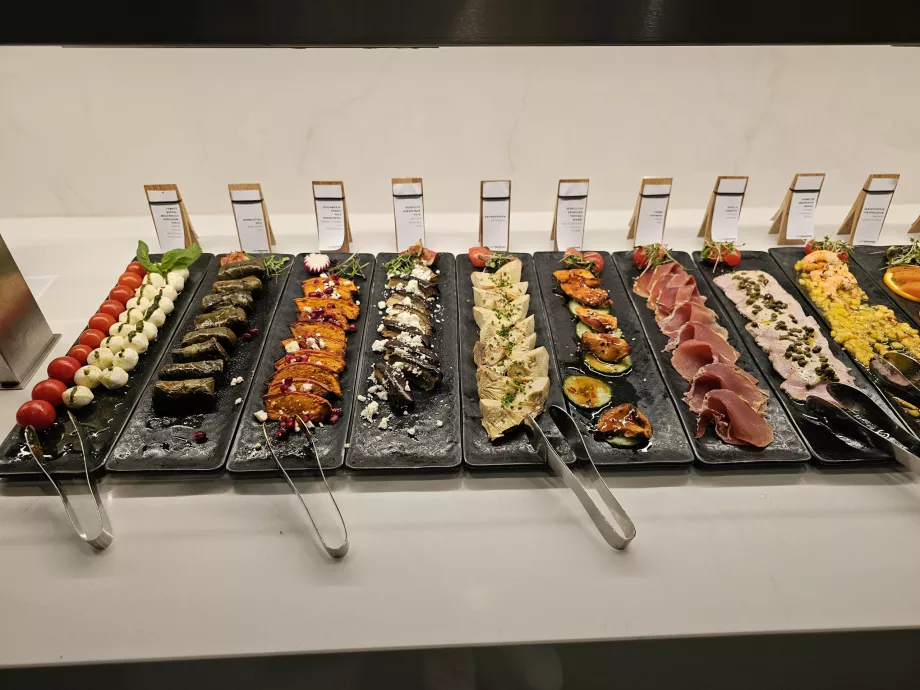 First Class Lounge (Terminalul principal) - bucătărie rece