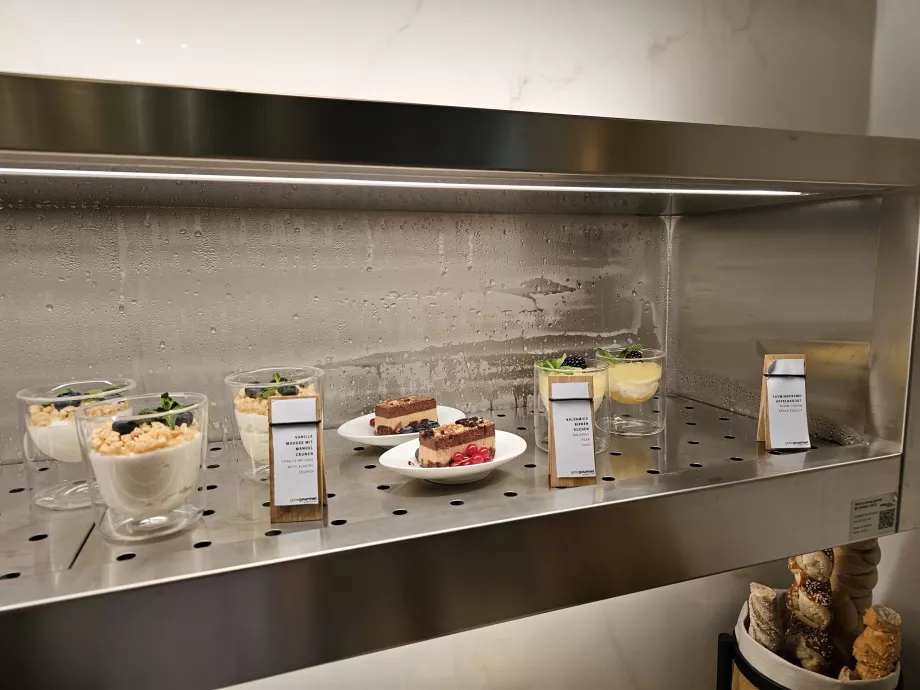 Salonul First Class (Terminalul principal) - dulciuri și deserturi