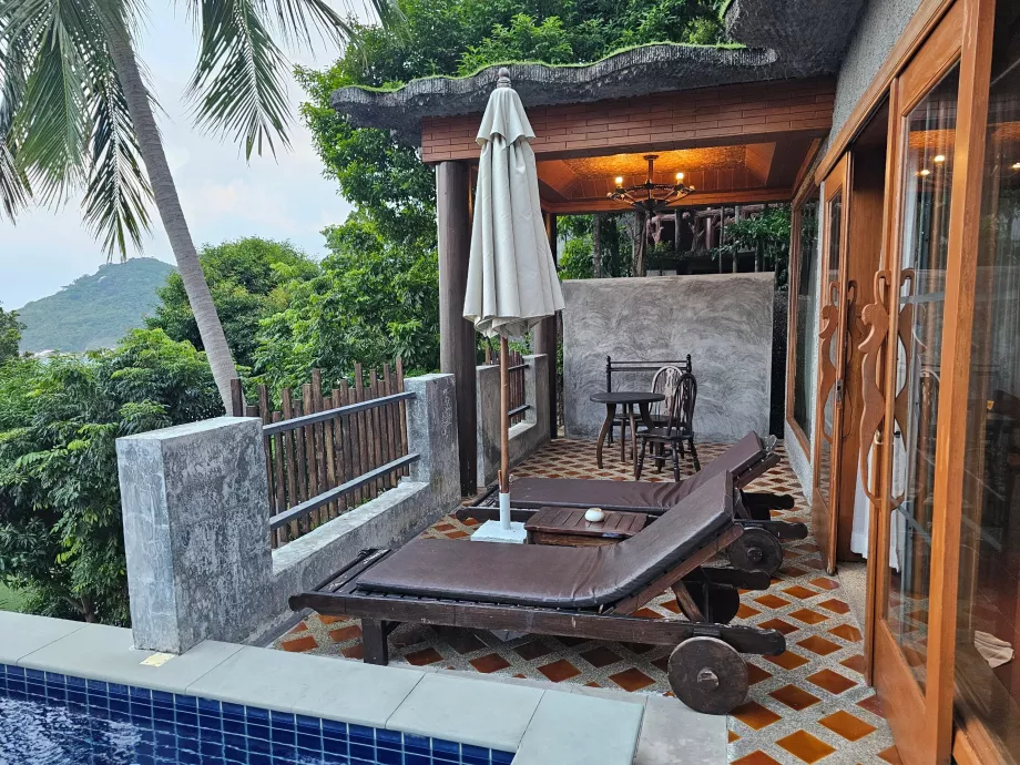 Terasă cu șezlonguri