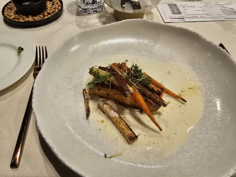 First Class Lounge (Terminalul principal) - masă principală a la carte