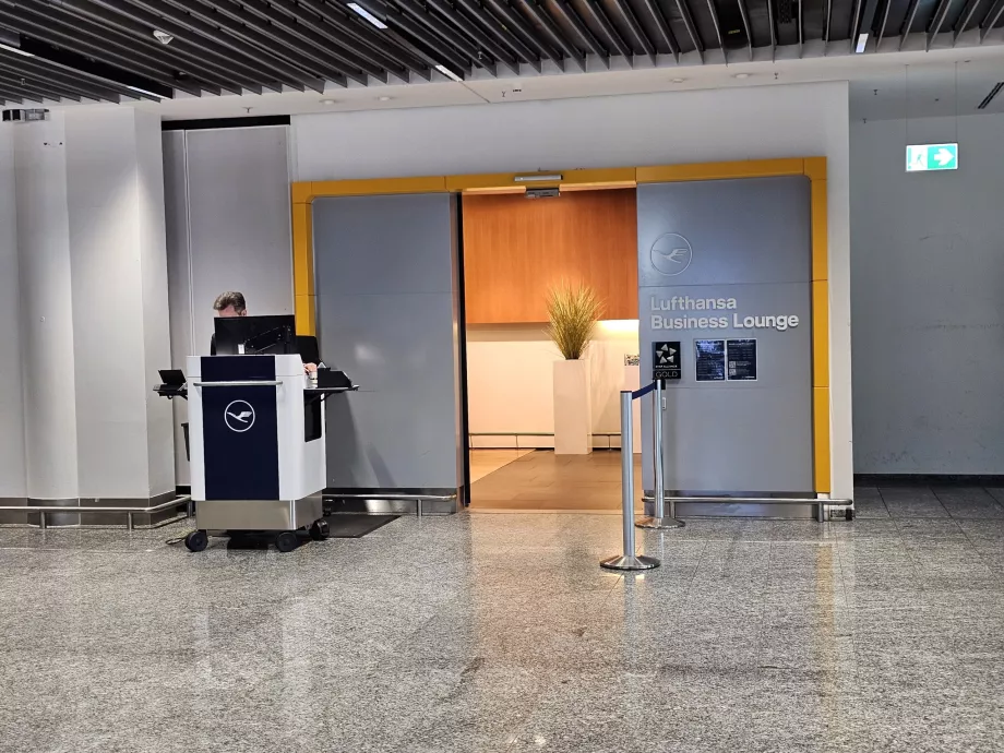 Intrarea în salon