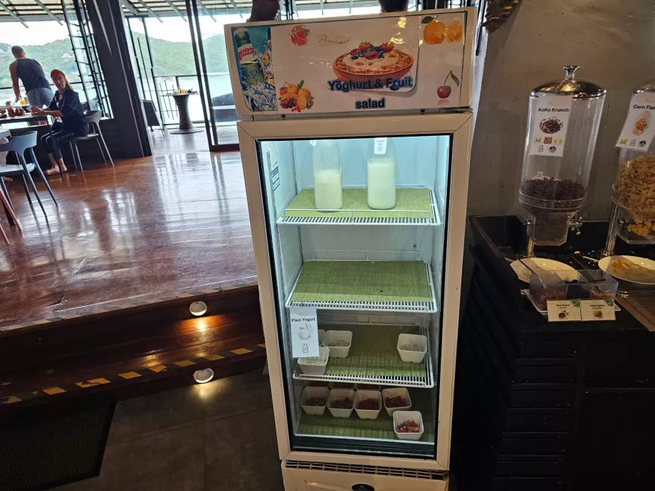 Mic dejun: lapte și terci de ovăz