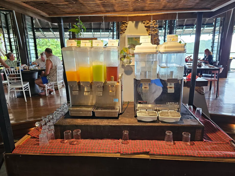 Mic dejun: apă și sucuri de fructe