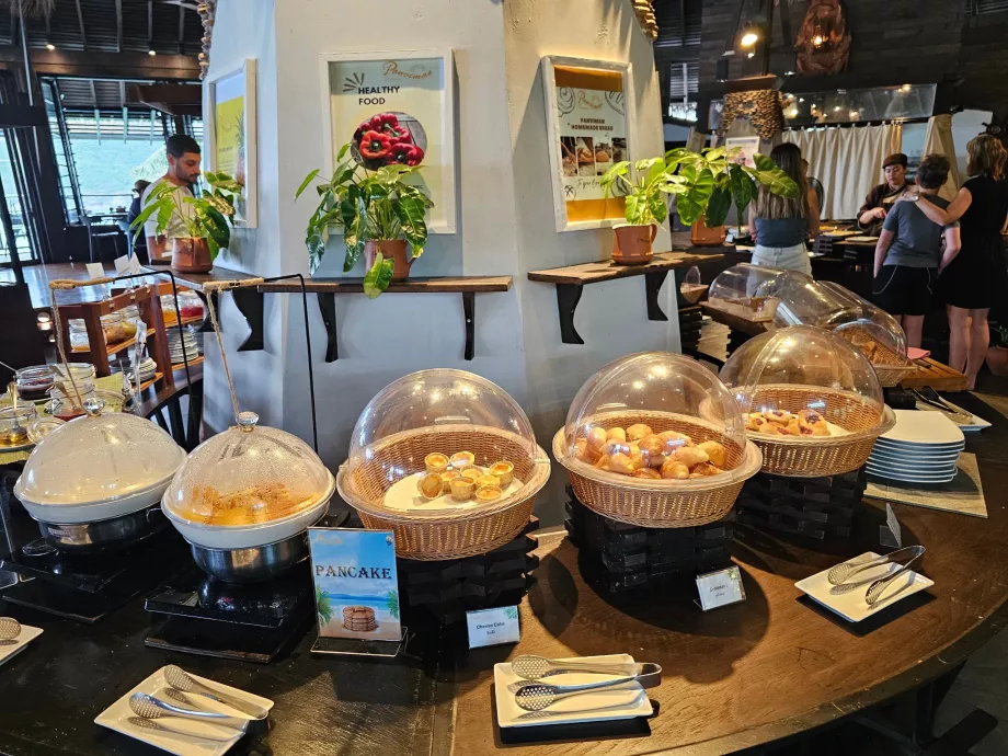 Mic dejun: produse de patiserie dulci