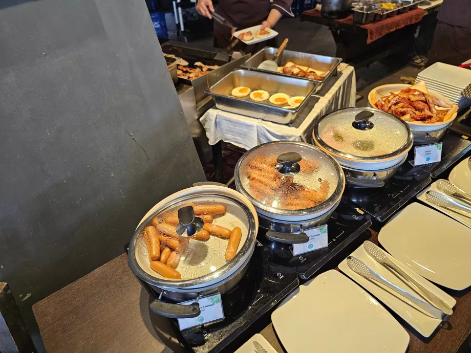 Mic dejun: mâncare caldă