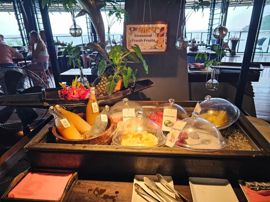 Mic dejun: sucuri și fructe proaspete