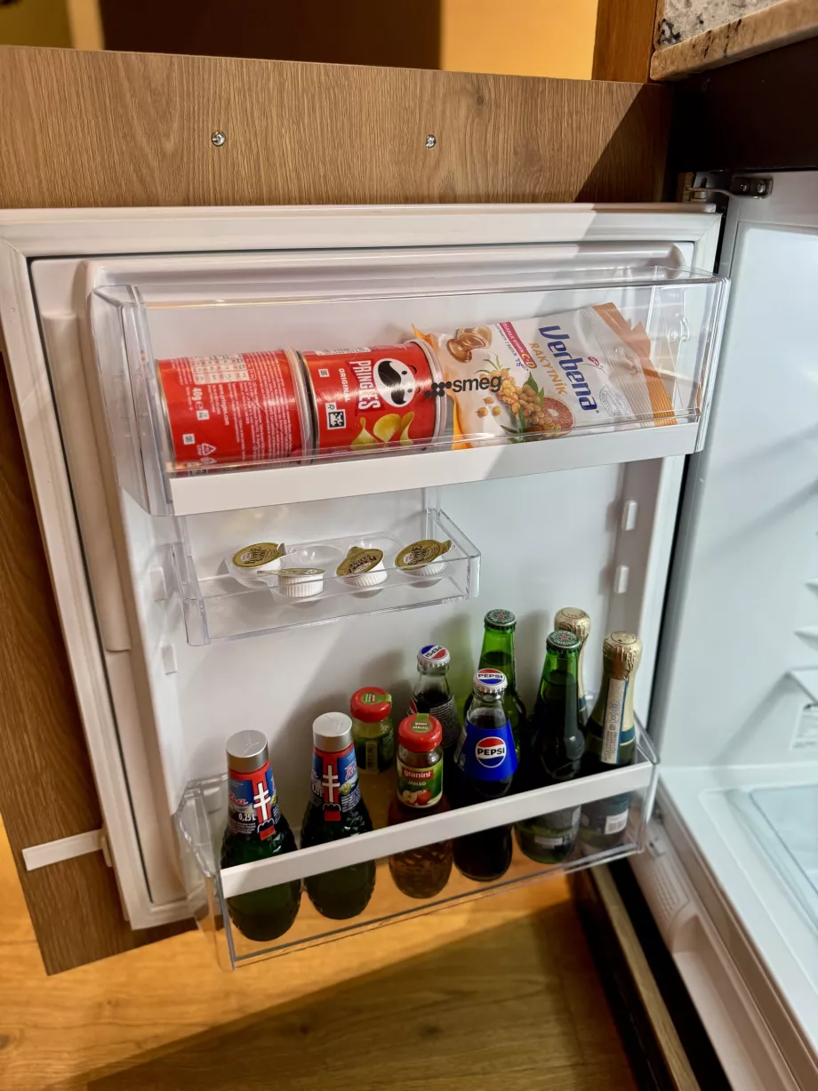 Frigider cu minibar gratuit