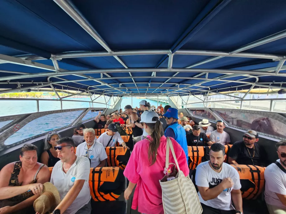 În interiorul bărcii rapide Koh Phangan - Koh Samui