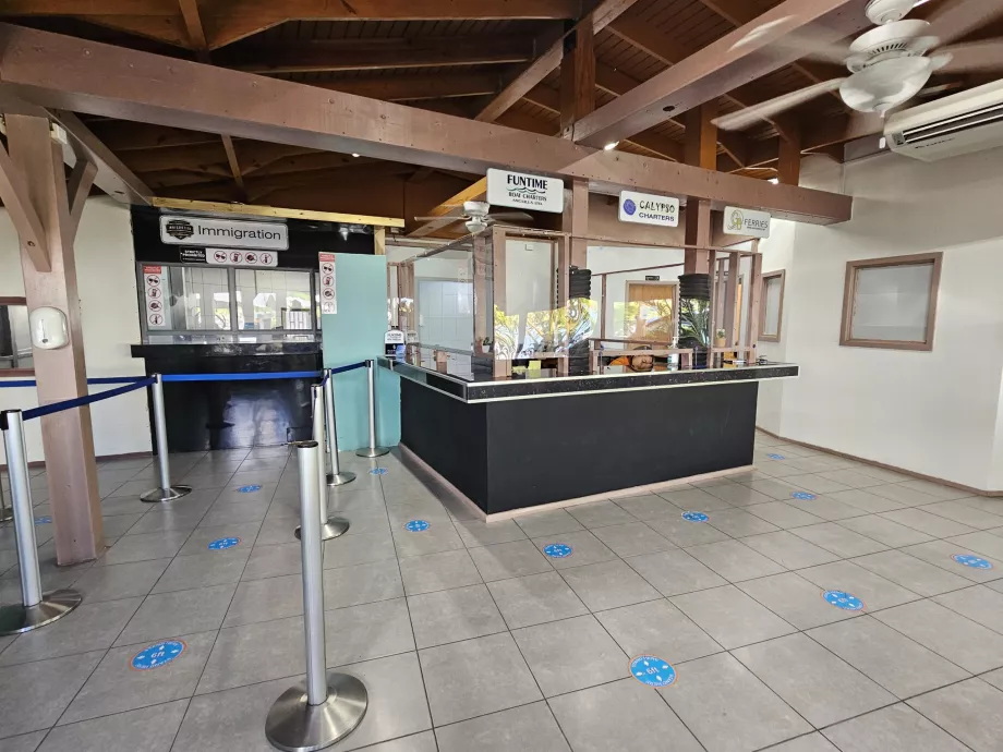 Ticketing și imigrare la cheiul aeroportului SXM