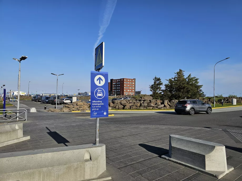 Direcția către parcările de închirieri auto
