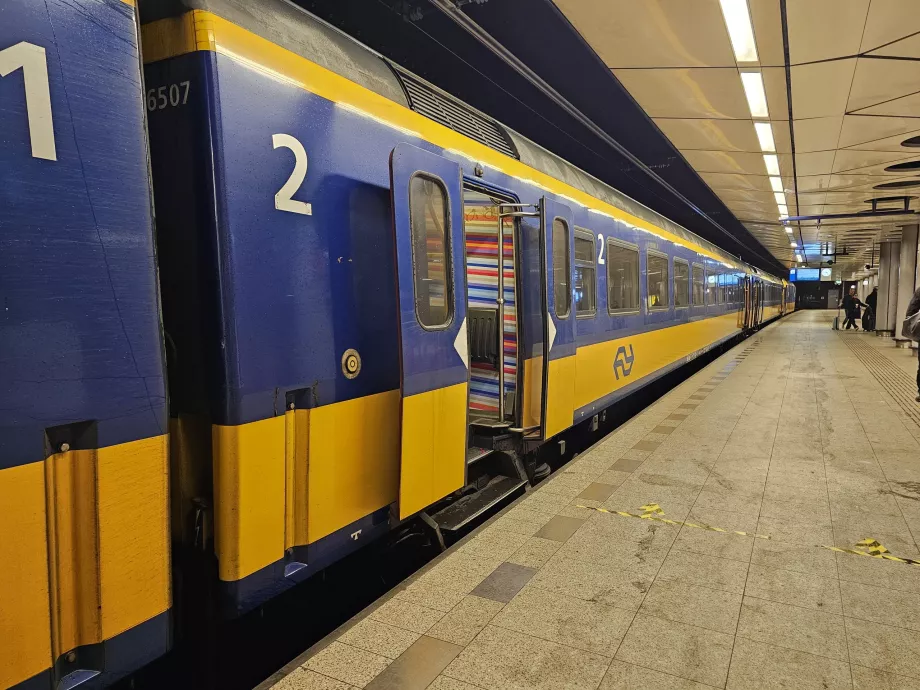 Tren la stația "Aeroportul Schiphol"
