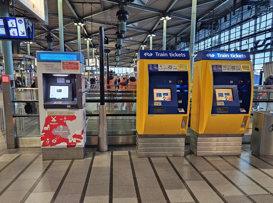 Automatele de bilete: galben pentru tren, alb-roșu pentru autobuz/tren/metrou