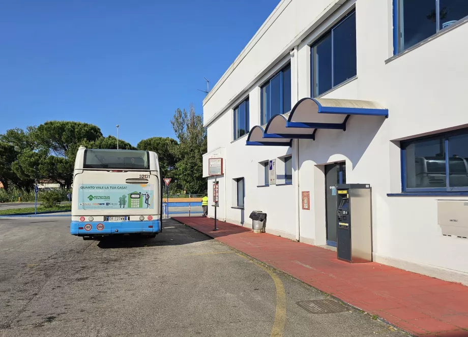 Stație de autobuz cu automat de bilete