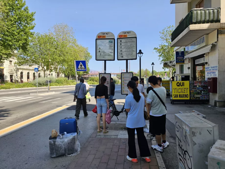 Stație de autobuz în direcția aeroportului la gara principală