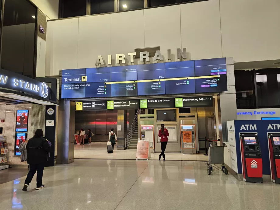 Intrarea la stația Airtrain