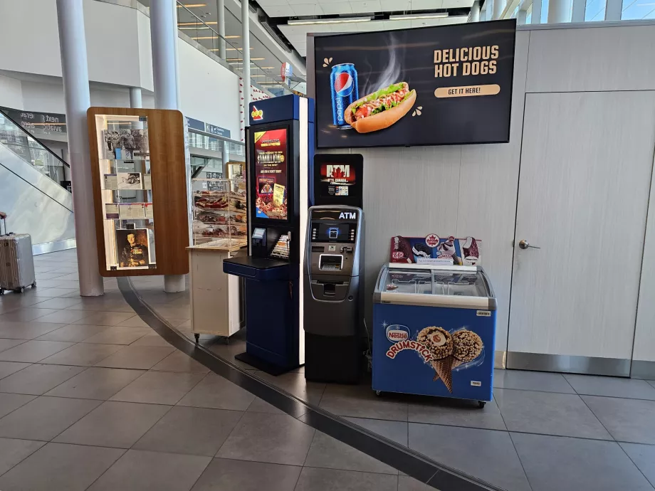 Bancomat în sala de sosiri