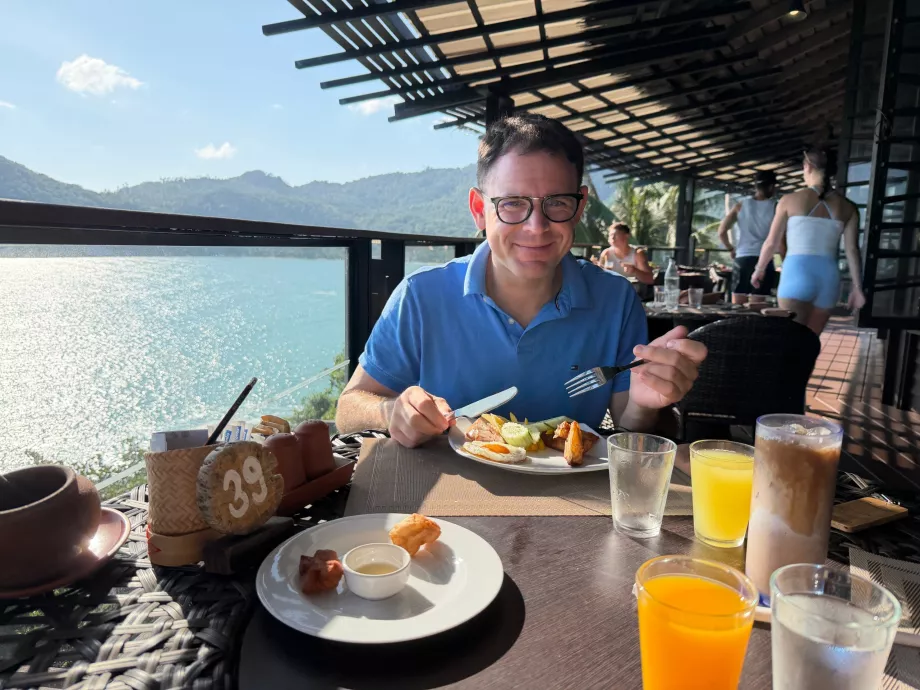 Eu la micul dejun la hotel