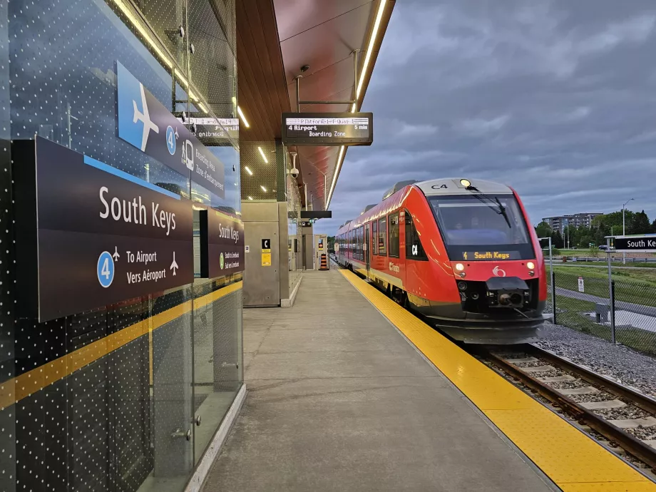 South Keys, stația de transfer pentru trenul spre aeroport